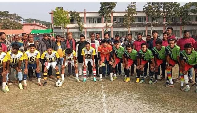 বটিয়াঘাটায় ফুটবল টুর্নামেন্টের ফাইনাল খেলা ও পুরস্কার বিতরণী অনুষ্ঠিত
