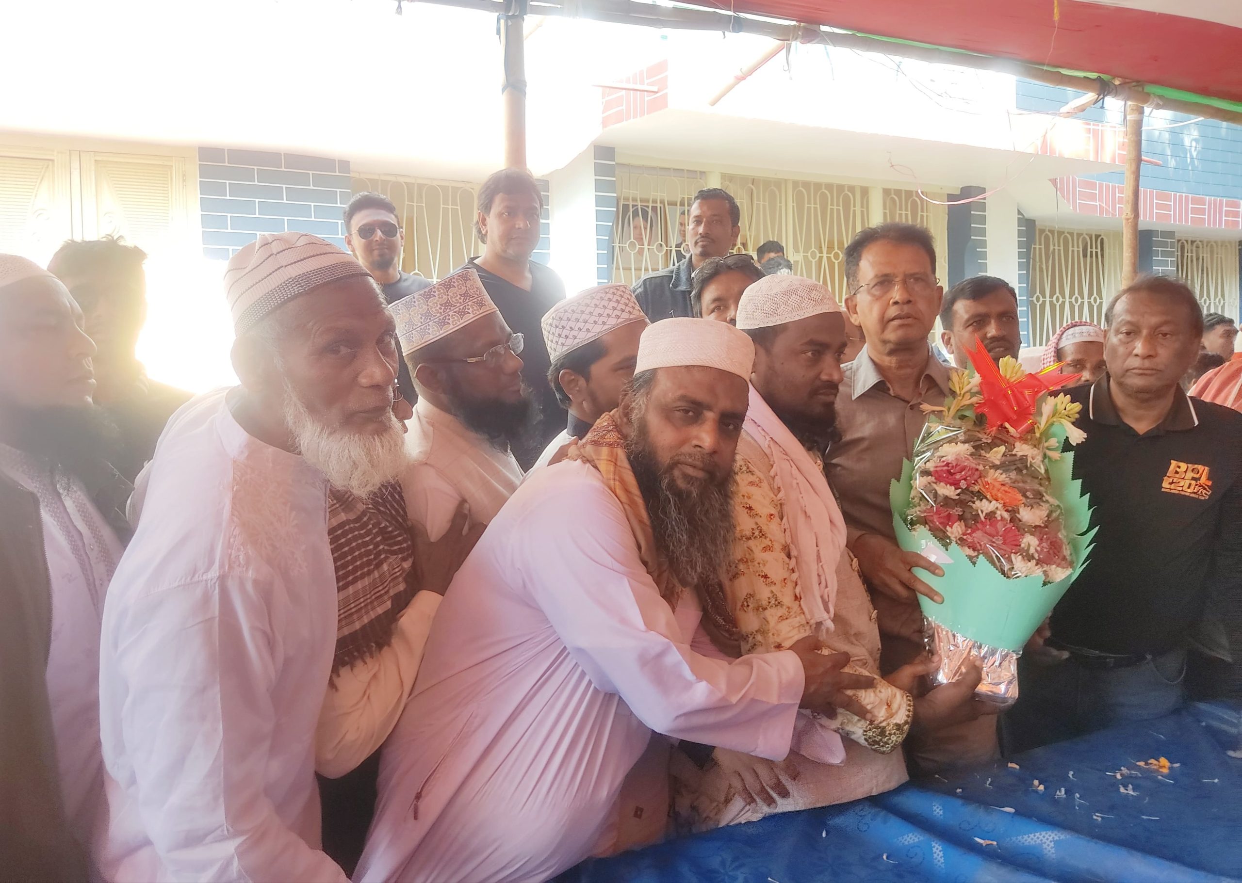 ‎দিঘলিয়া উপজেলা ওলামা দলের পক্ষ থেকে আজিজুল বারী হেলালকে ফুলেল শুভেচ্ছা