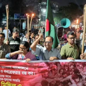 দিল্লিতে আন্দোলনে দমন ও গণগ্রেফতার বন্ধে শাহবাগে মশাল মিছিল