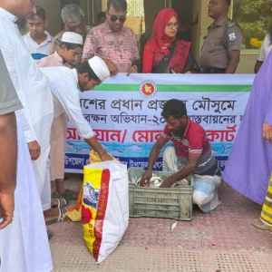 ইলিশ শিকার করায় ১০ জেলে আটক, ৪০ কেজি মাছ মাদ্রাসায় বিতরণ