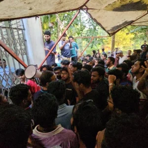 ছাত্রদল নেতারাসহ উপাচার্যকে ভেতরে রেখে ভবনে তালা দিলেন শিক্ষার্থীরা, বিদ্যুৎও বিচ্ছিন্ন