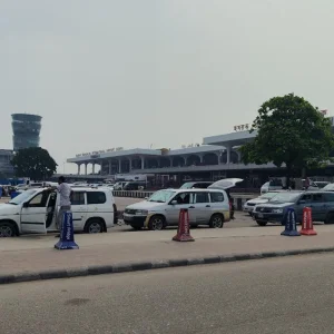 শাহজালালে স্টোর বিল্ডিংয়ে আগুন, নেভালেন কর্মীরা