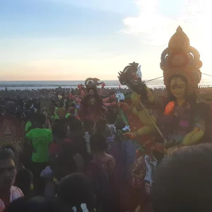 কক্সবাজার সৈকতে প্রতিমা বিসর্জনে মানুষের ঢল, ভক্তদের আহ্বান ‘আবার দেখা হবে’