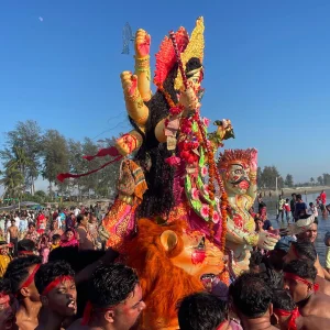 অশ্রুসিক্ত নয়নে সমুদ্রসৈকতে প্রতিমা বিসর্জন
