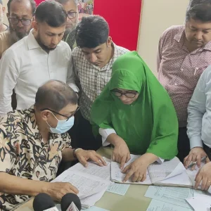 হঠাৎ হাসপাতালে গিয়ে ১২ চিকিৎসককে পেলেন না স্বাস্থ্যমন্ত্রী, ৫ জনের বিরুদ্ধে ব্যবস্থা
