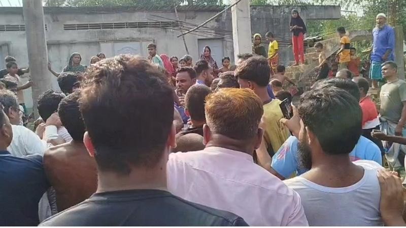 বিদ্যুৎপৃষ্ঠে শিশুর মৃত্যু, লাইনম্যানদের মারধর 