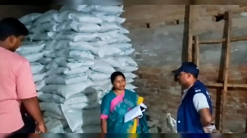 দামুড়হুদায় ১ হাজার ৫০০ বস্তা অবৈধ সার জব্দ, গোডাউন সিলগালা