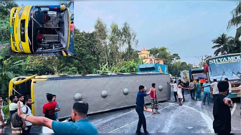 চন্দনাইশে সৌদিয়া পরিহনের বাস উল্টে ২৫ যাত্রী আহত