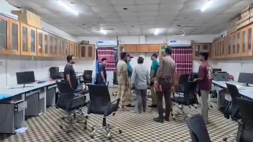 ‘শীর্ষ সন্ত্রাসী ইমনকে ভাড়া দিতে হবে’ বলে কুরিয়ার অফিসে ভাঙচুর-লুটপাট