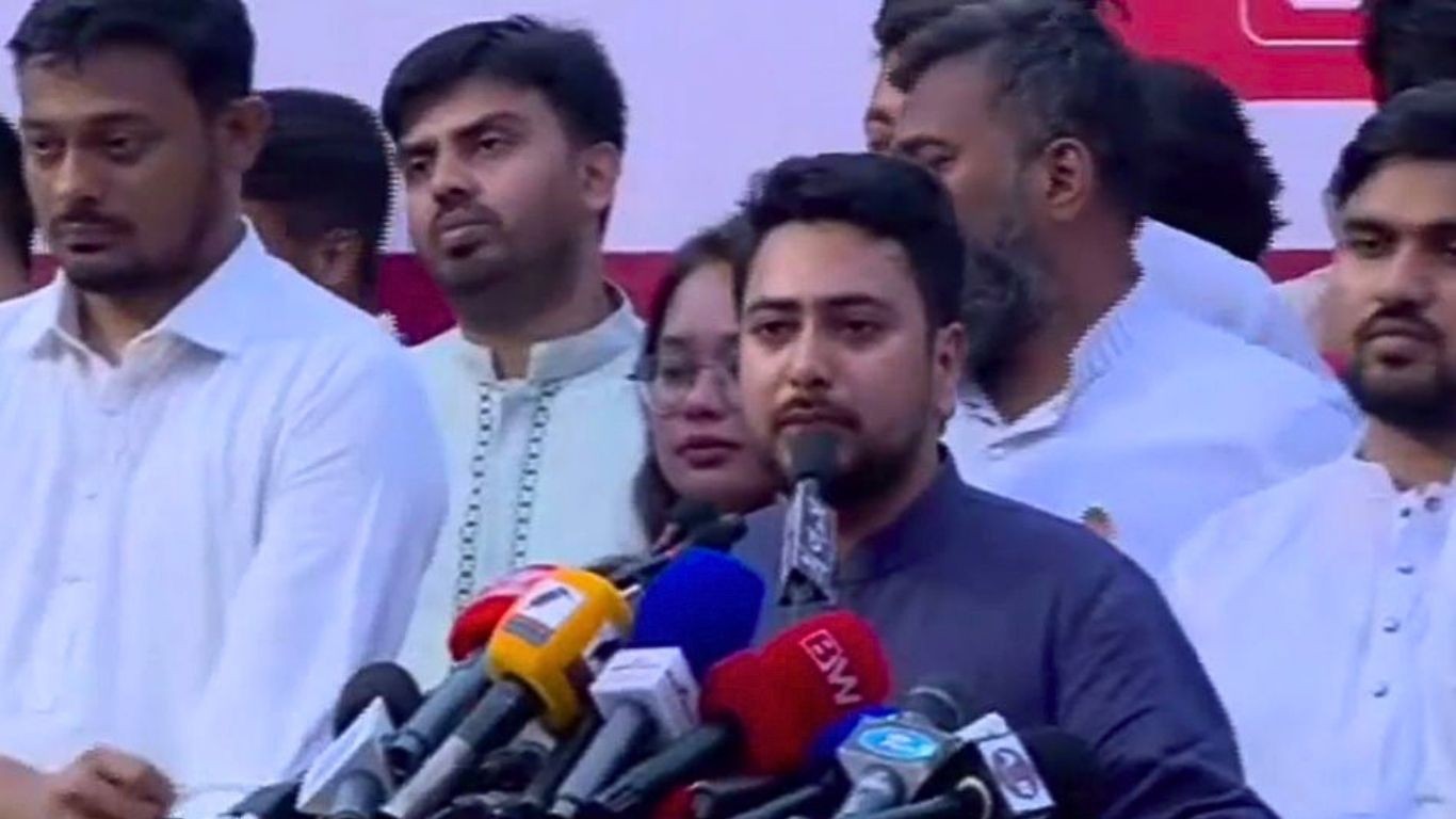 স্বরাষ্ট্রমন্ত্রীর পদত্যাগসহ ৪ দাবিতে এনসিপির বিক্ষোভ, প্রধানমন্ত্রীকে ঘেরাওয়ের হুঁশিয়ারি